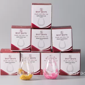 علب كاسة متة قزاز دبل زجاج بيت بيتك مع الكاسات الزجاجية أمامها