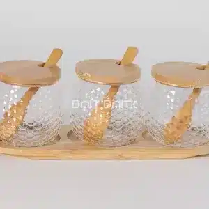 علب زجاج سكريات 3 قطع مع أغطية بامبو وملاعق على قاعدة بامبو – تنظيم أنيق